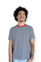 Camiseta Listrada Preta gola Vermelha