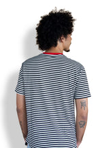 Camiseta Listrada Preta gola Vermelha