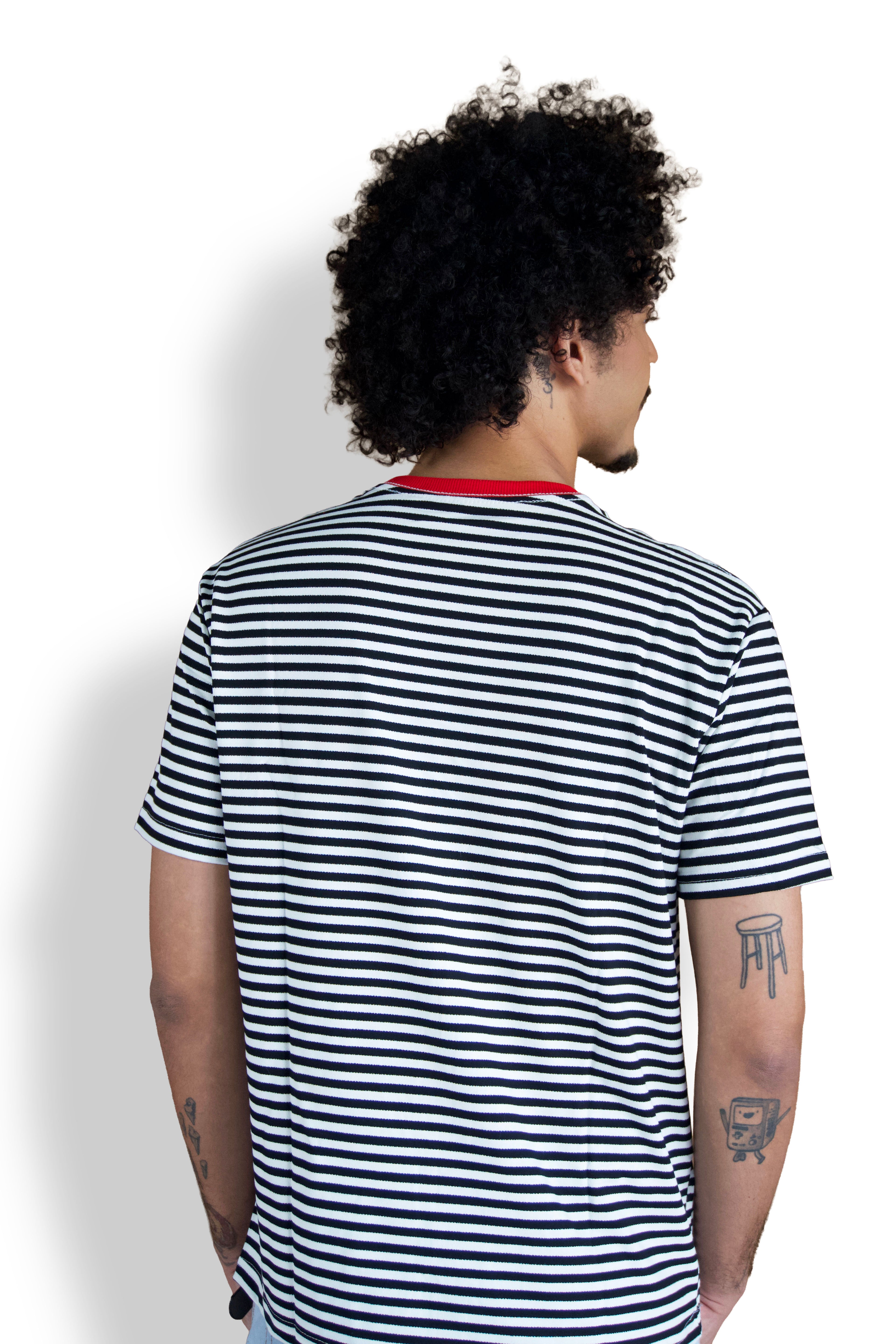 Camiseta Listrada Preta gola Vermelha