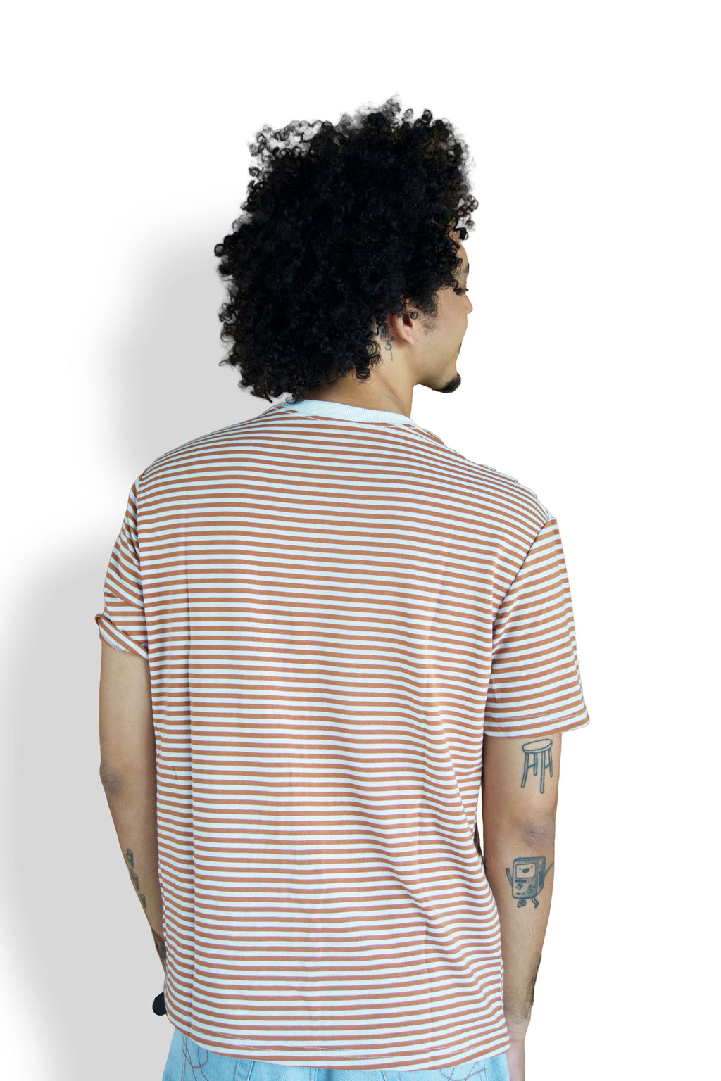 Camiseta Listrada Marrom Gola Branca