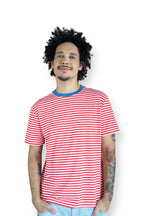 Camiseta Listrada Vermelha Gola Azul