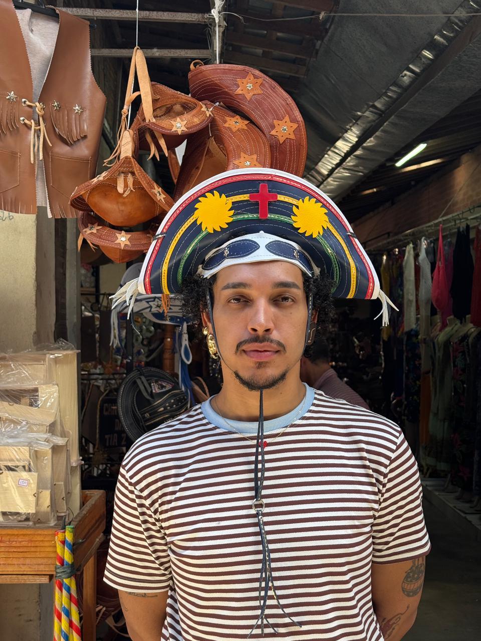 Camiseta Listrada Marrom Gola Azul